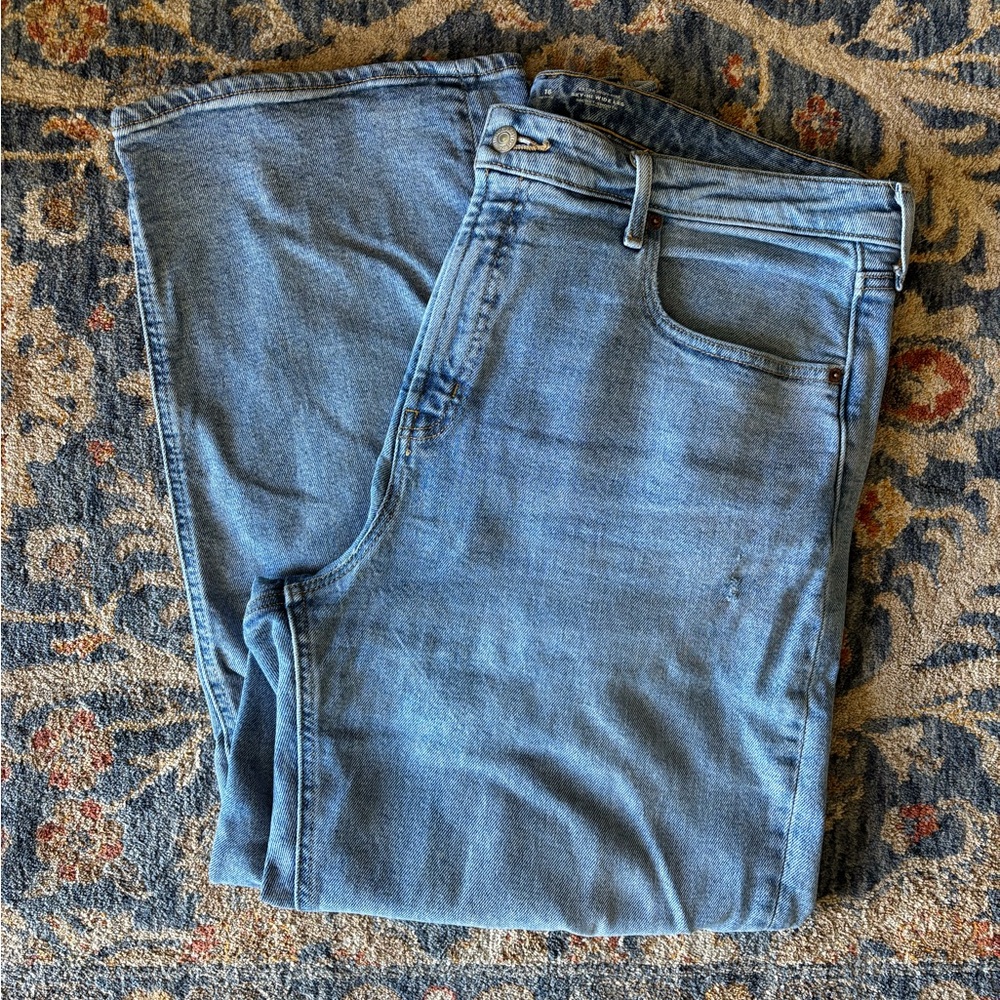 Old Navy Women’s 16P wide leg high rise jeans.